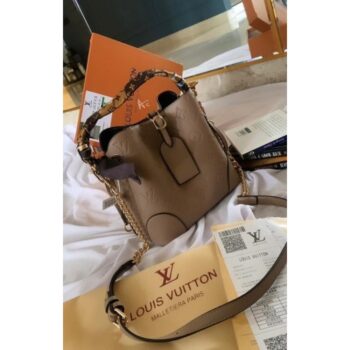 Lady Louis Vuitton Bucket bag with branded box 556 (1)