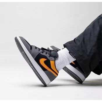 Nike Jordan Retro 1 Low SE Vivid Orange